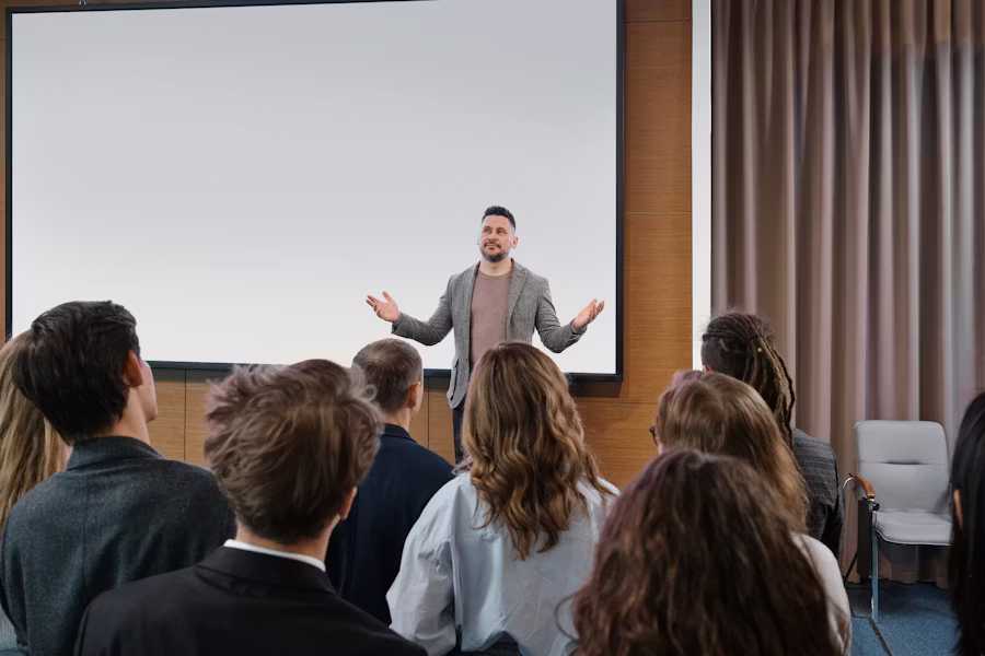 oplæg som fx det kommende event introduktion til iværksætteri